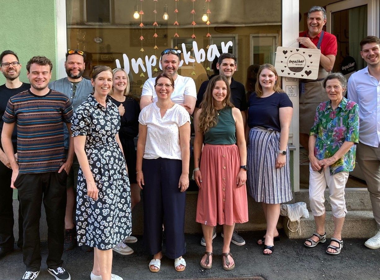 Gruppenfoto beim 1. Sustainability Cycle OÖ vor dem Unpackbar Laden in Linz