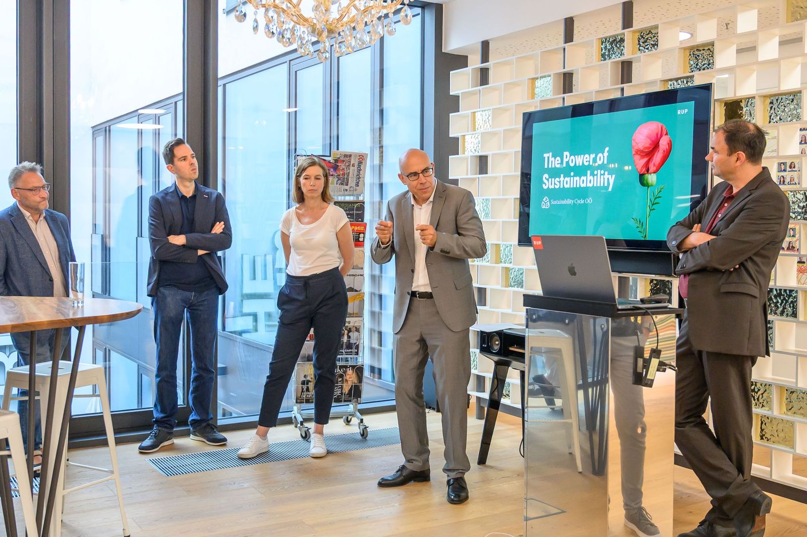 Podium vor der Präsentation „The Power of Sustainability“ beim 4. Sustainability Cycle OÖ bei REICHLUNDPARTNER